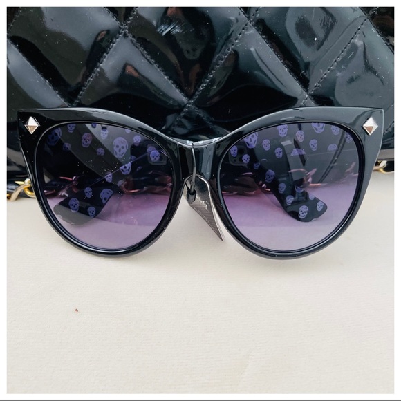 ShopEvelynne Accessories - Chic Oversized Cat Eyes Sunglasses